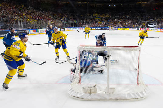Sveriges William Nylander gör 3-1 bakom Finlands målvakt