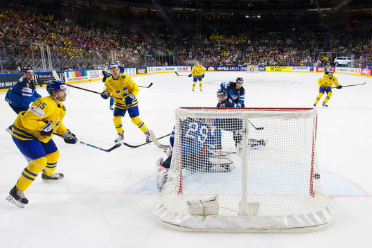 Sveriges William Nylander gör 3-1 bakom Finlands målvakt