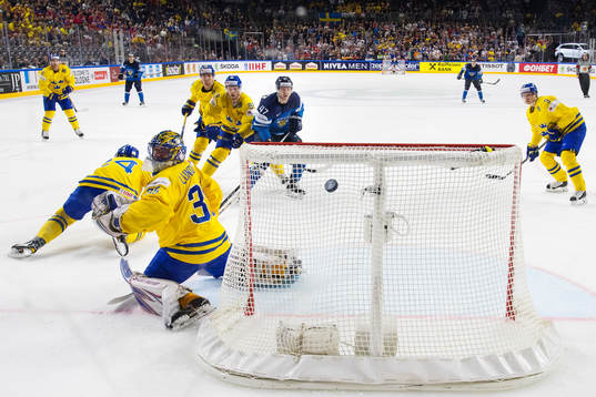 Sveriges målvakt Henrik Lundqvist ser pucken gå bakom