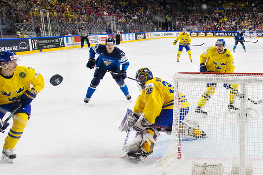 Sveriges John Klingberg, målvakt Henrik Lundqvist och