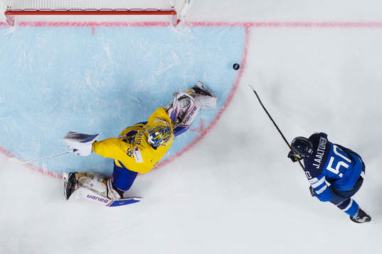 Sveriges målvakt Henrik Lundqvist utmanas av Finlands