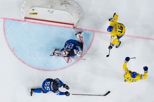 Sveriges Oscar Lindberg och William Nylander jublar när