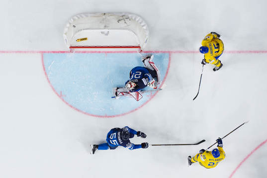 Sveriges William Nylander skjuter in 3-1 bakom Finlands