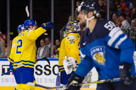 Sveriges Joakim Nordström och målvakt Henrik Lundqvist