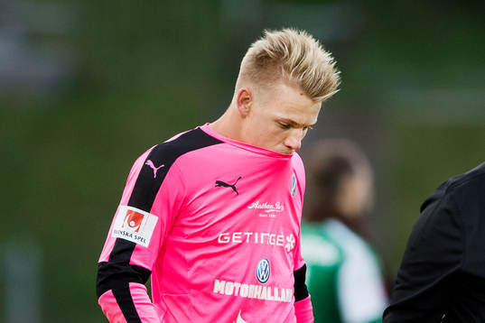 Halmstads målvakt Isak Pettersson deppar