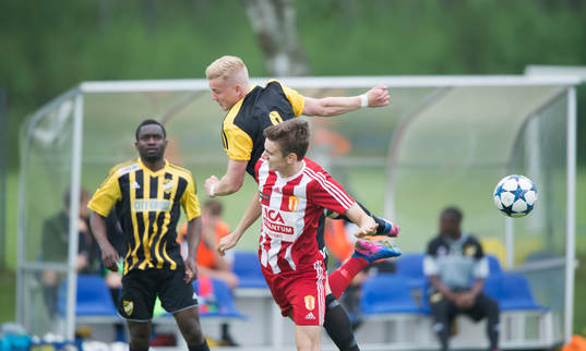 IFK Hässleholms Linus Svensson i matchen i division 2