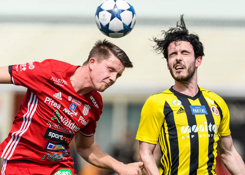 Piteås Joel Edström i nickduell med Hudiksvalls Haris Camo