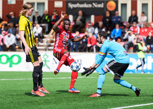 Hudiksvalls målvakt Niclas Larsson plockar upp bollen