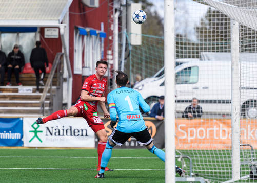 Piteås Joel Edström med en nick mot mål