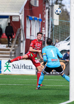 Piteås Joel Edström med en nick mot mål