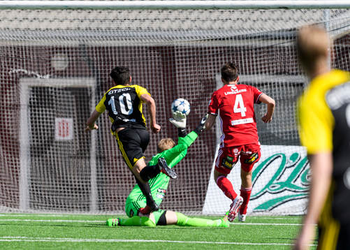Hudiksvalls Cihan Sener gör 0-1 bakom Piteås målvakt