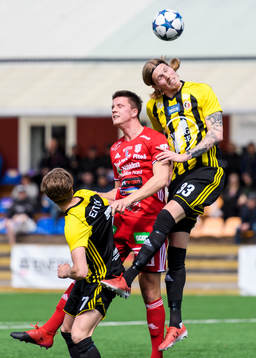 Piteås Joel Edström i nickduell med Hudiksvalls