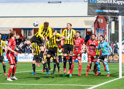 Hudiksvalls Niklas Dahlström nickar bort en boll