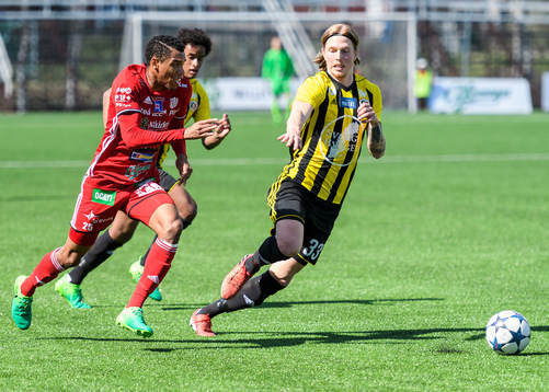 Piteås Kraig Rochester försöker ta sig förbi