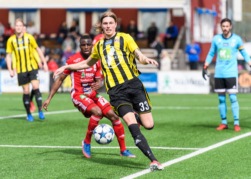 Hudiksvalls Christoffer Ericson rensar bort bollen