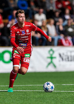 Piteås Alex Naylor med bollen