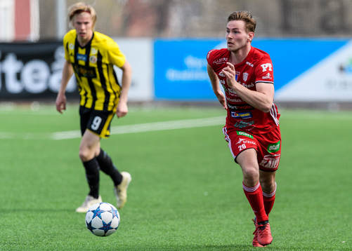 Piteås Anton Rosengren jagar bollen