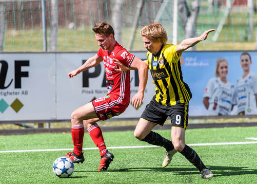 Piteås Anton Rosengren pressas av Hudiksvalls Christoffer