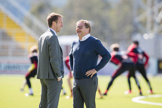 Östersunds tränare Graham Potter samtalar med Kalmars