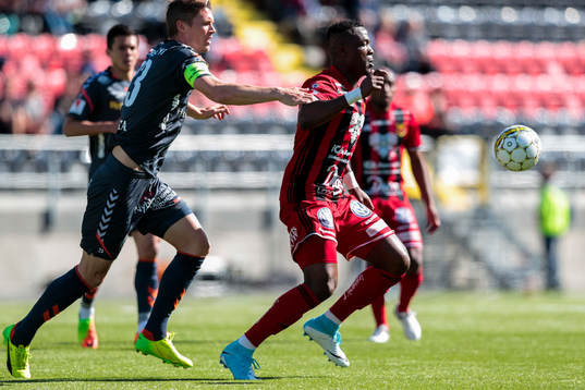 Kalmars Viktor Elm och Östersunds Salisu Abdullahi Gero