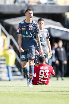 Kalmars Melker Hallberg skriker på Domare Andreas Ekberg