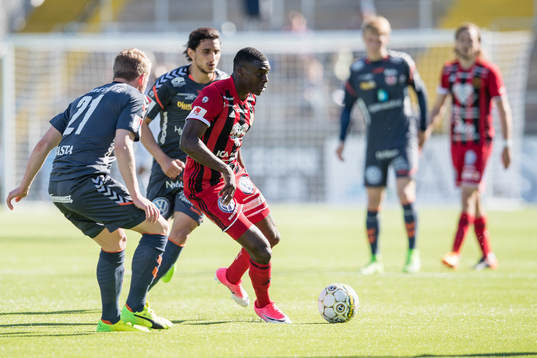 Östersunds Ken Sema mot Kalmars Anton Maikkula