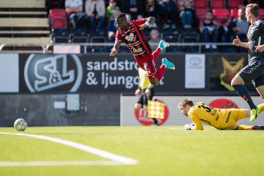 Östersunds Alhaji Gero flyger