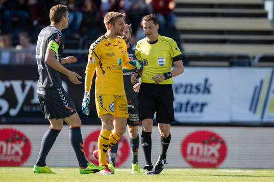 Kalmars spelare diskuterar med Domare Andreas Ekberg