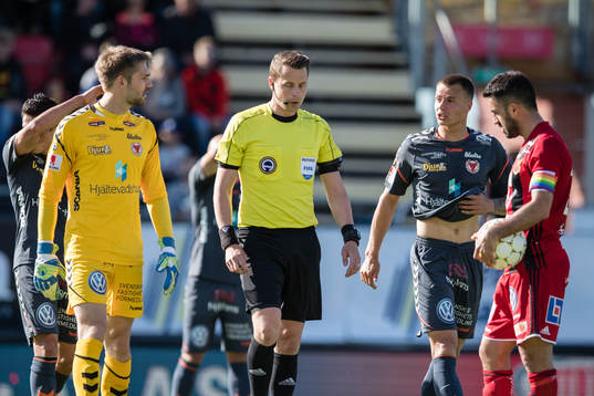 Kalmars spelare diskuterar med Domare Andreas Ekberg