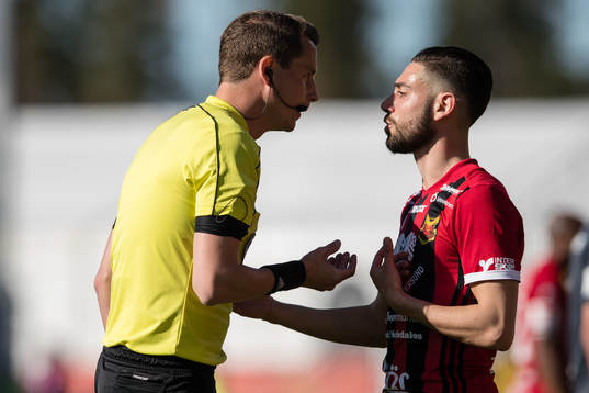 Domare Andreas Ekberg pratar med Östersunds Gabriel Somi