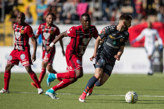Kalmars Filip Sachpekidis mot Östersunds Alhaji Gero