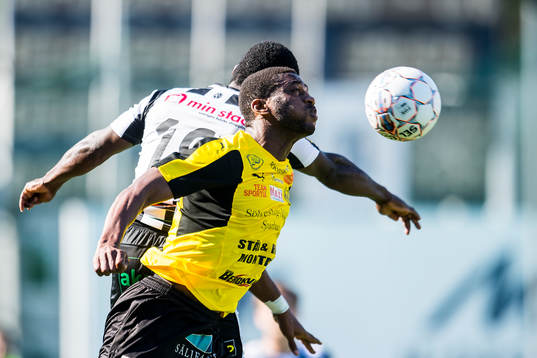 Landskronas Thierry Zahiu  i nickduell mot Mjällbys