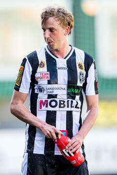 Mjällbys Axel Jidorf svalkar ner