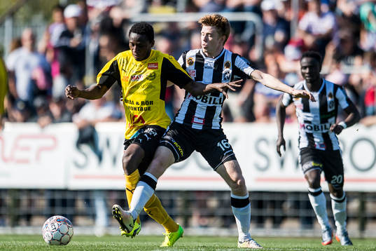 Landskronas Dennis Olofsson i duell mot Mjällbys Mamudu