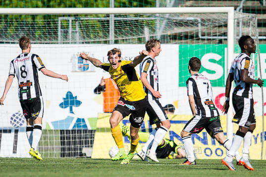 Mjällbys Axel Andersson jublar
