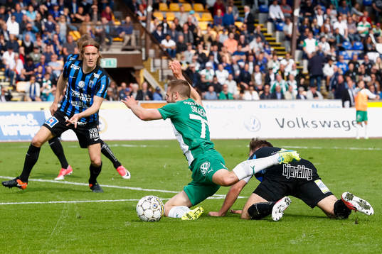 Hammarbys Mats Solheim faller i straffområdet