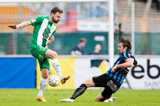 Hammarbys Arnór Smárason i kamp om bollen med Sirius