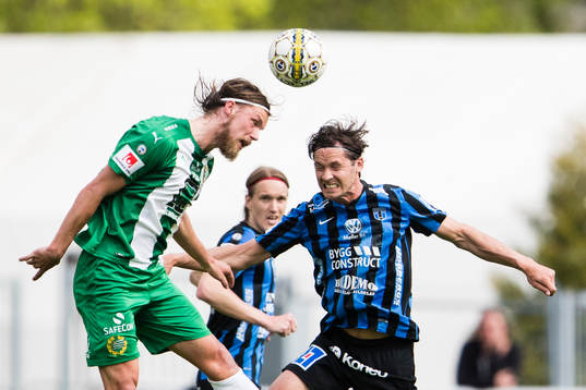 Hammarbys Björn Paulsen i en nickduell med Sirius Philip
