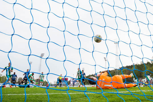 Hammarbys målvakt Ögmundur Kristinsson tappar in bollen