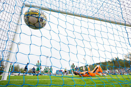 Hammarbys målvakt Ögmundur Kristinsson tappar in bollen