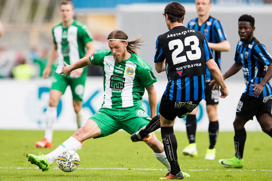 Hammarbys Björn Paulsen blockerar en passning från Sirius