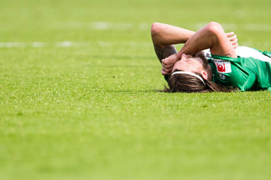 Hammarbys Björn Paulsen ligger ner och har ont