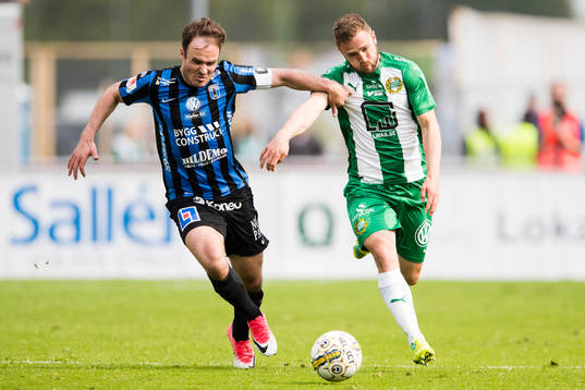 Sirius Niklas Busch Thor i kamp om bollen med Hammarbys