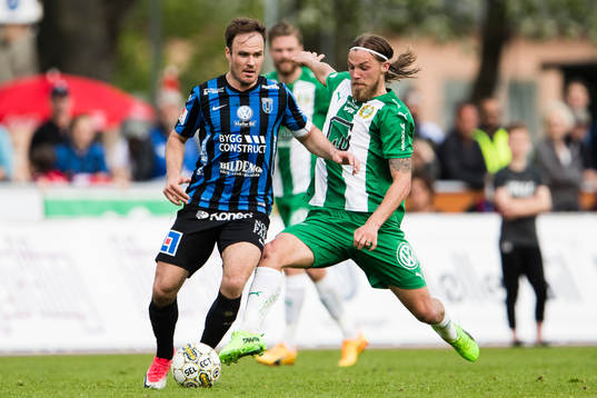 Sirius Niklas Busch Thor i kamp om bollen med Hammarbys