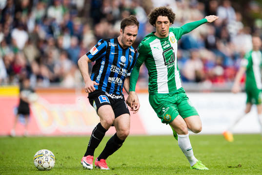 Sirius Niklas Busch Thor i kamp om bollen med Hammarbys