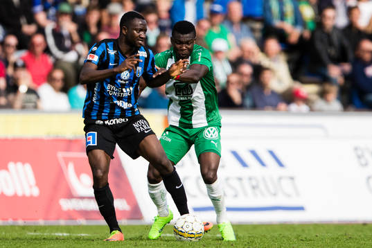 Sirius Moses Ogbu i kamp om bollen med Hammarbys Joseph