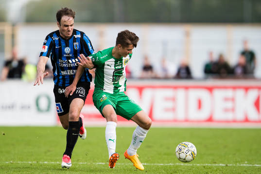 Sirius Niklas Busch Thor i kamp om bollen med Hammarbys Leo