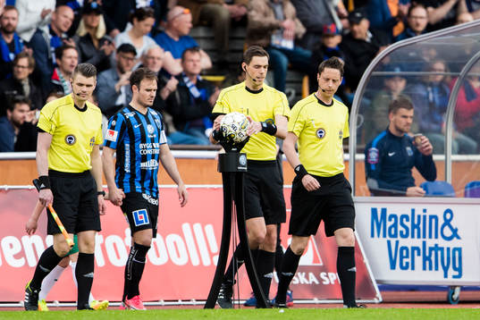 Domare Magnus Lindgren tar matchbollen innan han går in