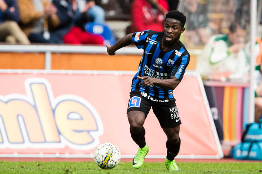 Sirius Kingsley Kofi Sarfo med bollen