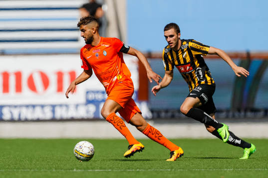 AFC Eskilstunas Omar Eddahri  och Häckens Egzon Binaku